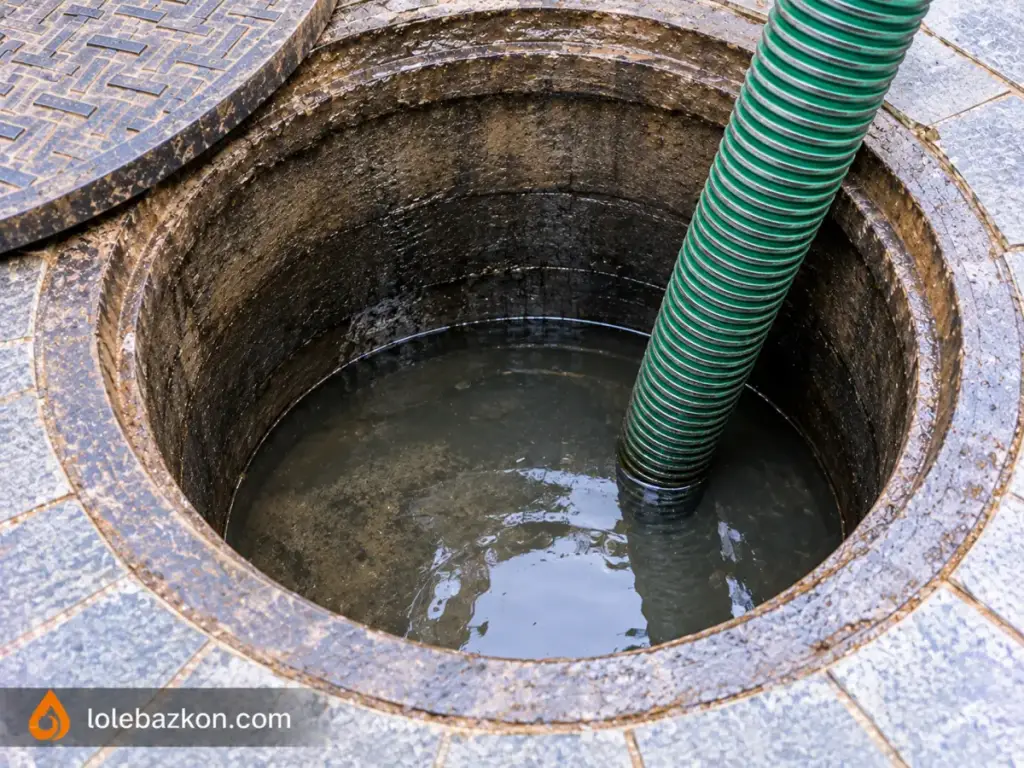 نمای داخل چاه فاضلاب پس از تخلیه و کاهش سطح فاضلاب